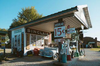 Gay Parita Sinclair Station is a replican Sinclair station on Route 66