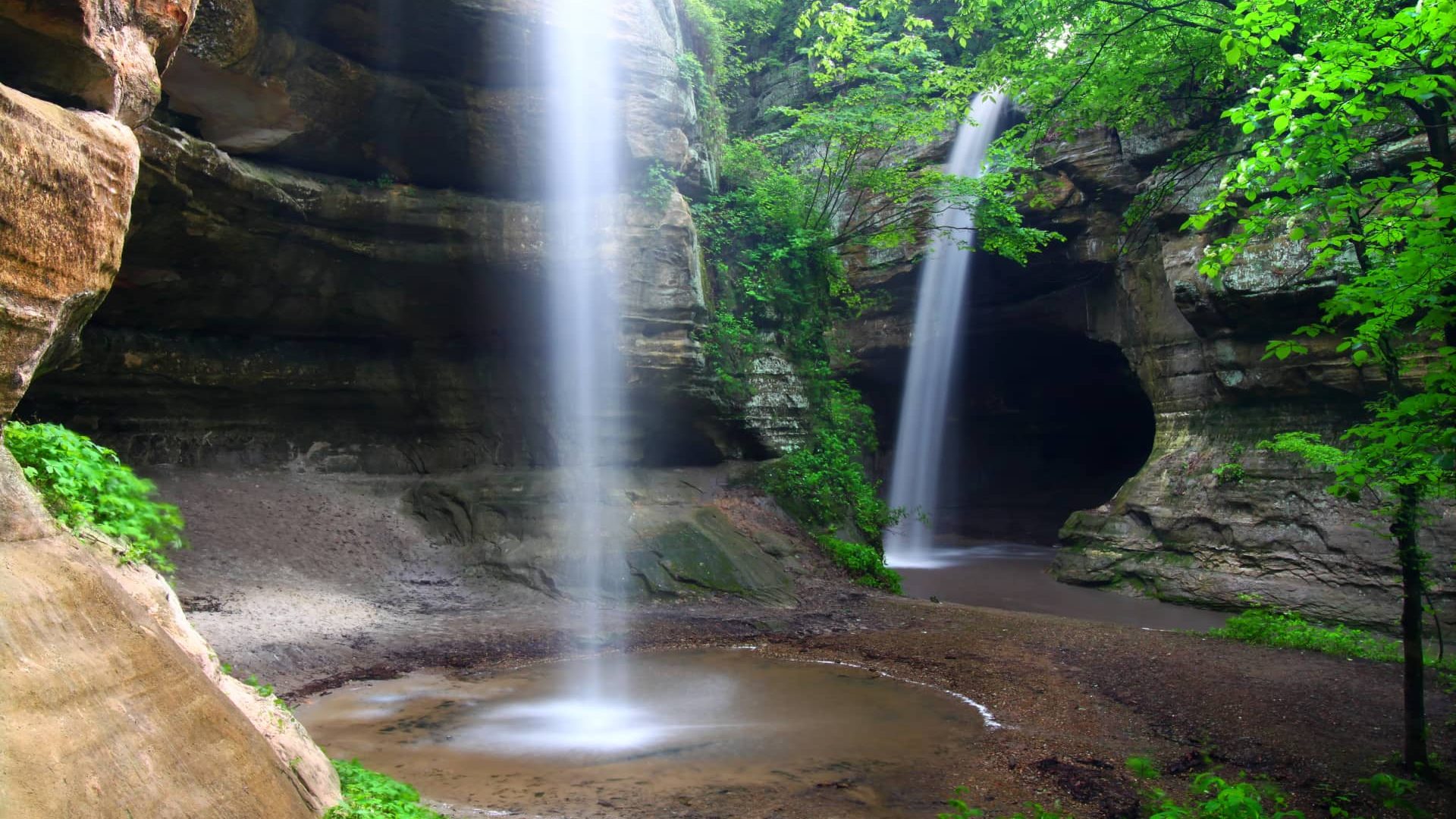 waterfall at starved rock state park illinois