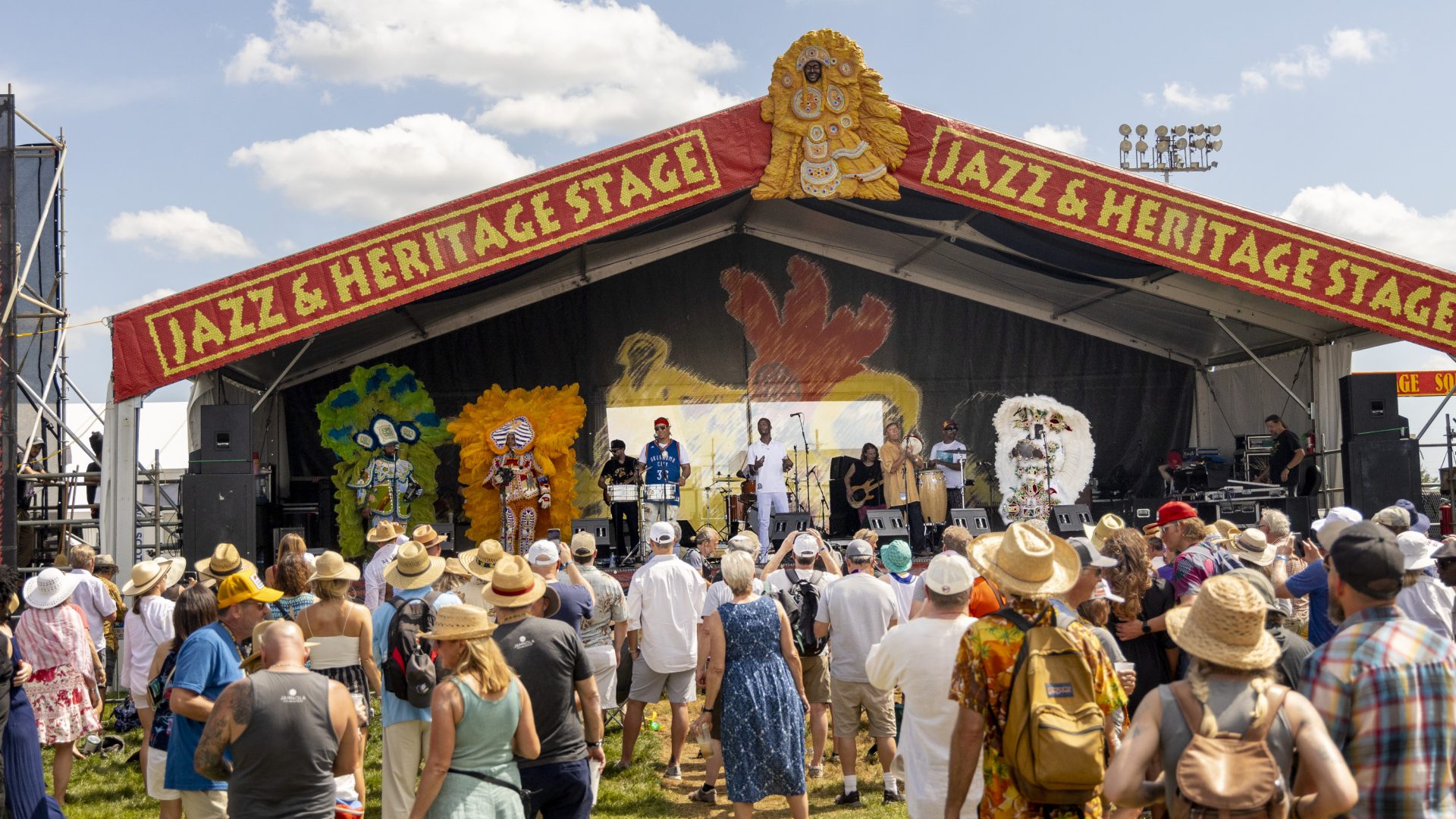 crowd at new orleans jazz fest
